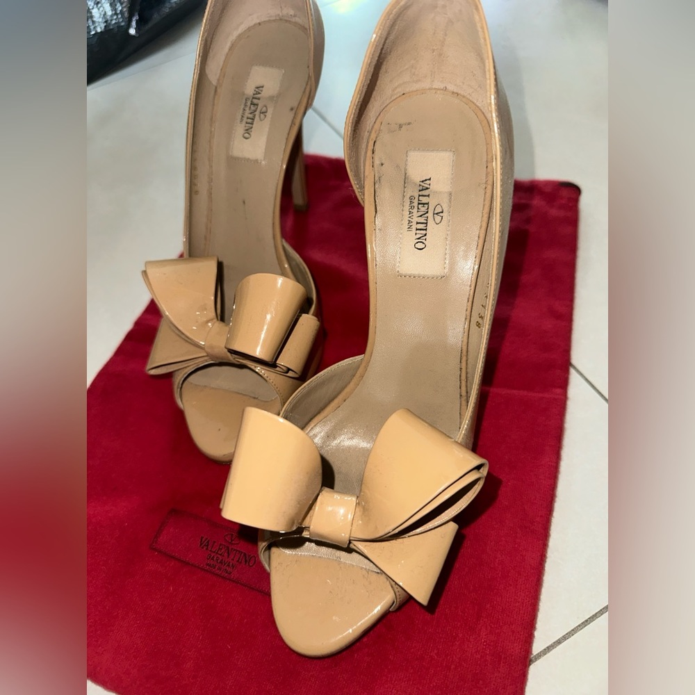 Authentic nude Valentino patent bow peep toe pumps size 38